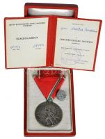 1959. "Tanácsköztársasági Emlékérem" ezüstszínű Br emlékérem mellszalaggal, szalagsávval, miniatűrrel, igazolvánnyal eredeti tokban T:2 NMK 701