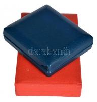 1964. "Munkásőr" kitüntetés mellszalagon szalagsávval tokban + ~1965. "Kiváló Munkáső...