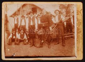 cca 1906 A baráttelkei (Felvidék) önkéntes tűzoltóság tagjai, hátoldalán felirat. / Slovakia Magnezitovce volunteer fire brigadeer group 18x 13cm