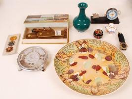 Nagy bolhapiac tétel: benne karóra, vekker, kis kerámia tárgyak, nagy kerámia tál, váll-lap, stb.