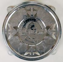 Nagy bolhapiac tétel: benne karóra, vekker, kis kerámia tárgyak, nagy kerámia tál, váll-lap, stb