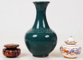 Nagy bolhapiac tétel: benne karóra, vekker, kis kerámia tárgyak, nagy kerámia tál, váll-lap, stb