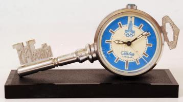 Nagy bolhapiac tétel: benne karóra, vekker, kis kerámia tárgyak, nagy kerámia tál, váll-lap, stb