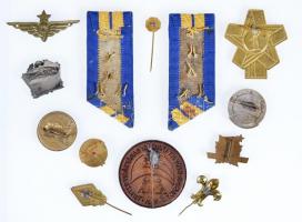 11db klf jelvény és kitűző, főleg szocialista darabok, közte zománcozottak is + vállappár T:vegyes