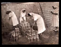 Sziklai Dezső (1910-1997): Dobozok, hátoldalán feliratozva, 24x18 cm