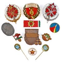 12db klf szocialista jelvény és kitüntetés, közte  "Hadsereg Bajnokság" ezüst és arany fokozata, "Szövetkezeti Ipar Kiváló Dolgozója", "MHSZ" és "Munkásőr" jelvények T:vegyes