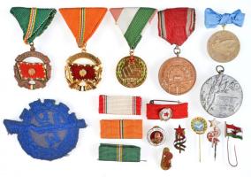 14db klf szocialista jelvény és kitüntetés, közte "A Haza Szolgálatáért Érdemérem" arany és bronz fokozata mellszalagon, szalagsávval, "Önkéntes Tűzoltói Szolgálatért" kitüntetés T:vegyes