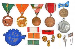 14db klf szocialista jelvény és kitüntetés, közte "A Haza Szolgálatáért Érdemérem" arany é...