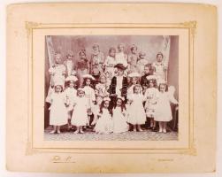 cca 1900 Fritz P. Komárom fotó: Gyermek színjátszók, kartonra kasírozva, karton sérült, fotó 21x17 cm, karton 34x27 cm