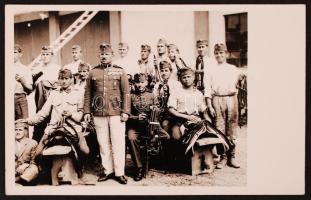 cca 1940 Katonai csoportkép. Lószerszám javítása fotó 14x9 cm