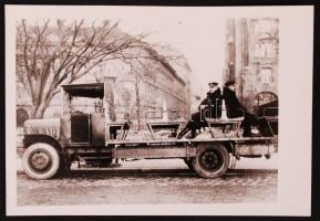 cca 1930 Rohamrendőr-autó fotója, Későbbi nagyítás 9x13 cm