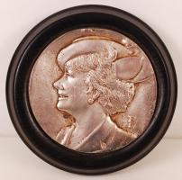 PP jelzéssel: Honthy Hannát ábrázoló plakett, fém, fa alapon, jelzett, d: 8 cm