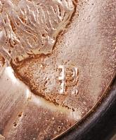 PP jelzéssel: Honthy Hannát ábrázoló plakett, fém, fa alapon, jelzett, d: 8 cm