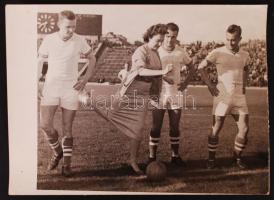 cca 1955 Kezdőrúgás a Bp. Kinizsi (Fradi) meccsén. Népstadion. 12x18 cm