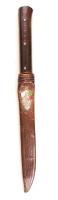 Fanyelű fém tőr címeres bőr tokban, penge h: 19 cm, h: 30 cm