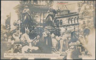 Budapest, I. Szentháromság-szobor, IV. Károly király eskütétele (fa)