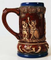 Pálinkás kancsó és egy díszített sörös korsó, jelzettek, hibátlanok, m:17 cm (2×)