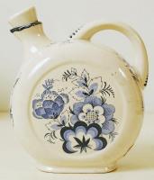 Pálinkás kancsó és egy díszített sörös korsó, jelzettek, hibátlanok, m:17 cm (2×)