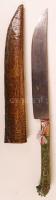 Jelzett gazdagon díszített kés, fém borítású hüvelyben, h:26 cm
