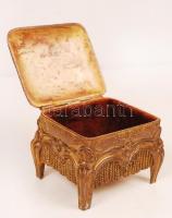 "MR" jelzésű, fém ékszeresdoboz, belül plüss béléssel, gazdagon díszített, apró kopásnyomo...