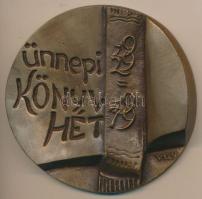 Várhelyi György (1942-) 1979. "Ünnepi Könyvhét 1929-1979" Br plakett (75mm) T:1-