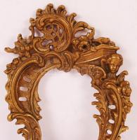 Öntött réz képkeret puttó díszítéssel és növényi motívumokkal, belső: 12x8 cm, külső: 30x19 cm