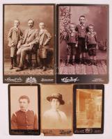 cca 1900 5 db keményhátú családi és portréfotó, 7x11 és 11x16 cm-es méretben