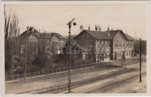 Dunakeszi-Alag, vasútállomás Lovaregyleti Szállóval