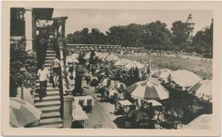 52 db MODERN fekete-fehér magyar városképes lap; Budapest / 52 modern black and white Hungarian town...