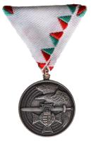 Vegyes, 45db klf magyar és külföldi kitüntetés, emlékérem és díjérem főleg a szocialista időszakból, "Kiváló Dolgozó", "Hadsereg Bajnokság", "Haza Fegyveres Szolgálatában",  "Felszabadulási Jubileumi Emlékérem" valamint "Szolgálati Jel (érdem után) II. osztálya" ezüstözött kitüntetés szalagon + 48db "HUNGEXPO" emlékérem T:vegyes