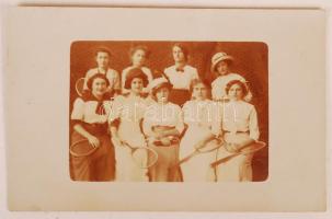 cca 1900-1910 Teniszezők, régi fotóképeslap, 14x9 cm