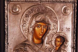 Mária Jézussal, modern ikonmásolat fa keretben, ezüst előlappal, jelzett / icon with silver front 21...