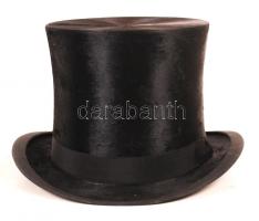 Skriván Ferencz féle cilinder kalap, jó állapotban, eredeti dobozában, belső méret: 19,5×16 cm