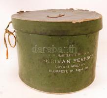 Skriván Ferencz féle cilinder kalap, jó állapotban, eredeti dobozában, belső méret: 19,5×16 cm