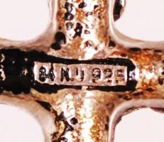 Ezüst (Ag) feszület, jelzett, 5,5x3,5 cm, 11,5 g /
silver crucifix, 11,5 g