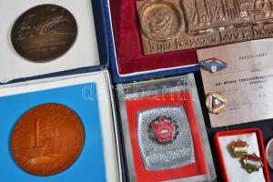 Doboznyi vegyes szocialista plakett és jelvény tétel, közte "Törzsgárda" zománcozott jelvé...