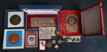 Doboznyi vegyes szocialista plakett és jelvény tétel, közte "Törzsgárda" zománcozott jelvé...