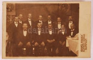 cca 1920 Budapest, a Gundel étterem teljes személyzete és Gundel Károly vendégős. Fotólap