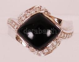 Fehérarany gyűrű (Au) 14K gyűrű ónixszal díszítve, jelzett, br: 5 g, méret: 57. díszdobozzal / gold ring, size: 57, br: 5 g