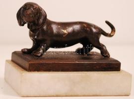 Patinázott bronz tacskó, jelzés nélkül, márvány talapzaton, m:4 cm, h:7,5 cm