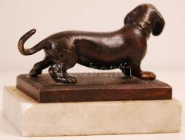 Patinázott bronz tacskó, jelzés nélkül, márvány talapzaton, m:4 cm, h:7,5 cm