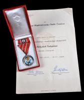 1957. "Szolgálati Érdemérem" mellszalagon szalagsávval és miniatűrrel dísztokban, adományo...