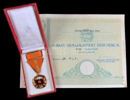 1970. "A Haza Szolgálatáért Érdemérem" arany fokozata mellszalagon, szalagsávval eredeti d...