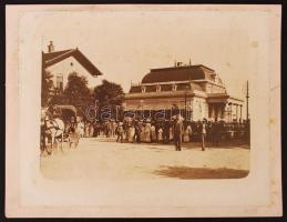 cca 1890 Gödöllő vasútállomás mozgalmas fotó 22x17 cm