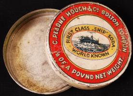 C. Pearne Hough & Co. Bolton London Ship Soda feliratú fém dobozka, d: 6,5 cm