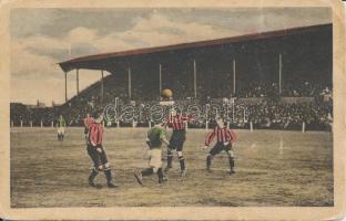 1913 Sunderland-FTC labdarúgó mérkőzés, Sunderland csatárjai Bródit fejessel cselezik, kiadja 'Klasszikus pillanatok vállalat' / Sunderland-FTC football match, Bródi (EK)