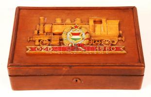 Ózd 1960 feliratú mozdonnyal díszített, címeres fa doboz, 28x18x8 cm