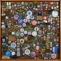 kb 350db-os magyar és külföldi kitüntetés, jelvény gyűjtemény főleg a szocialista időszakból, 65x62cm-es üvegezett fakeretben T:vegyes