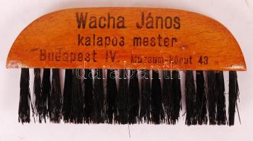 "Wacha János kalapos mester Bp." feliratú kefe