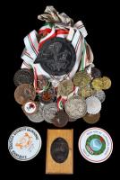 26db-os díjérem gyűjtemény, főleg ejtőernyős és lövészeti témakörben, a legtöbb mellszalaggal T:vegy...